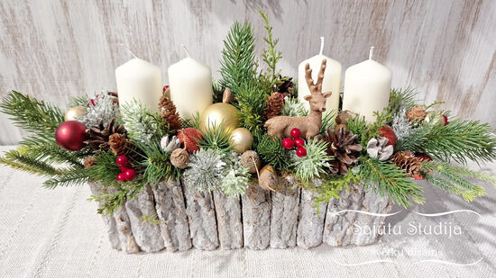 Ziemassvētku kompozīcija ar stirniņu